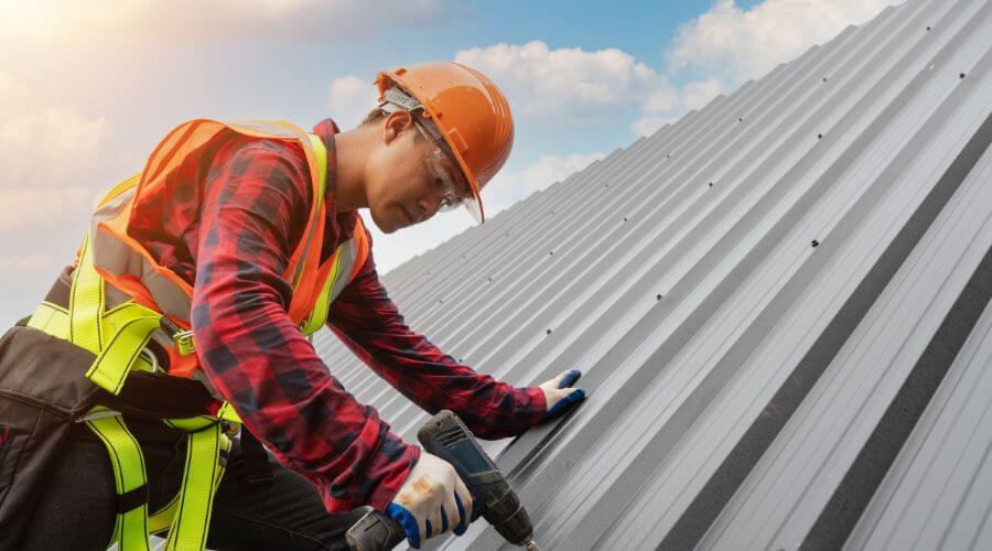Professional Emergency Roof Repairs services in Comins, MI
